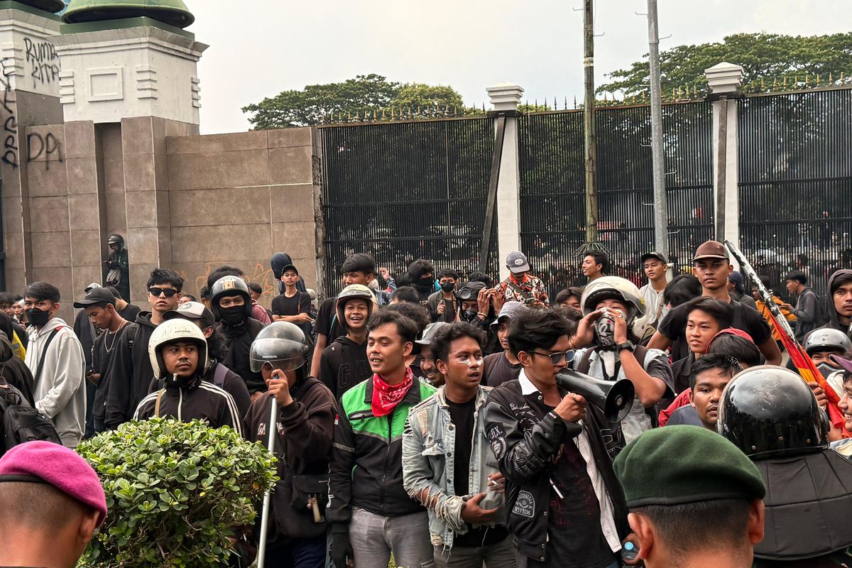 Massa Geruduk DPR, Teriakkan Nama Anggota yang Joget di Sidang MPR