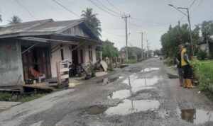 Sudah Diperbaiki, Kenapa Cepat Rusak? Jalan Madrasah Disorot Warga