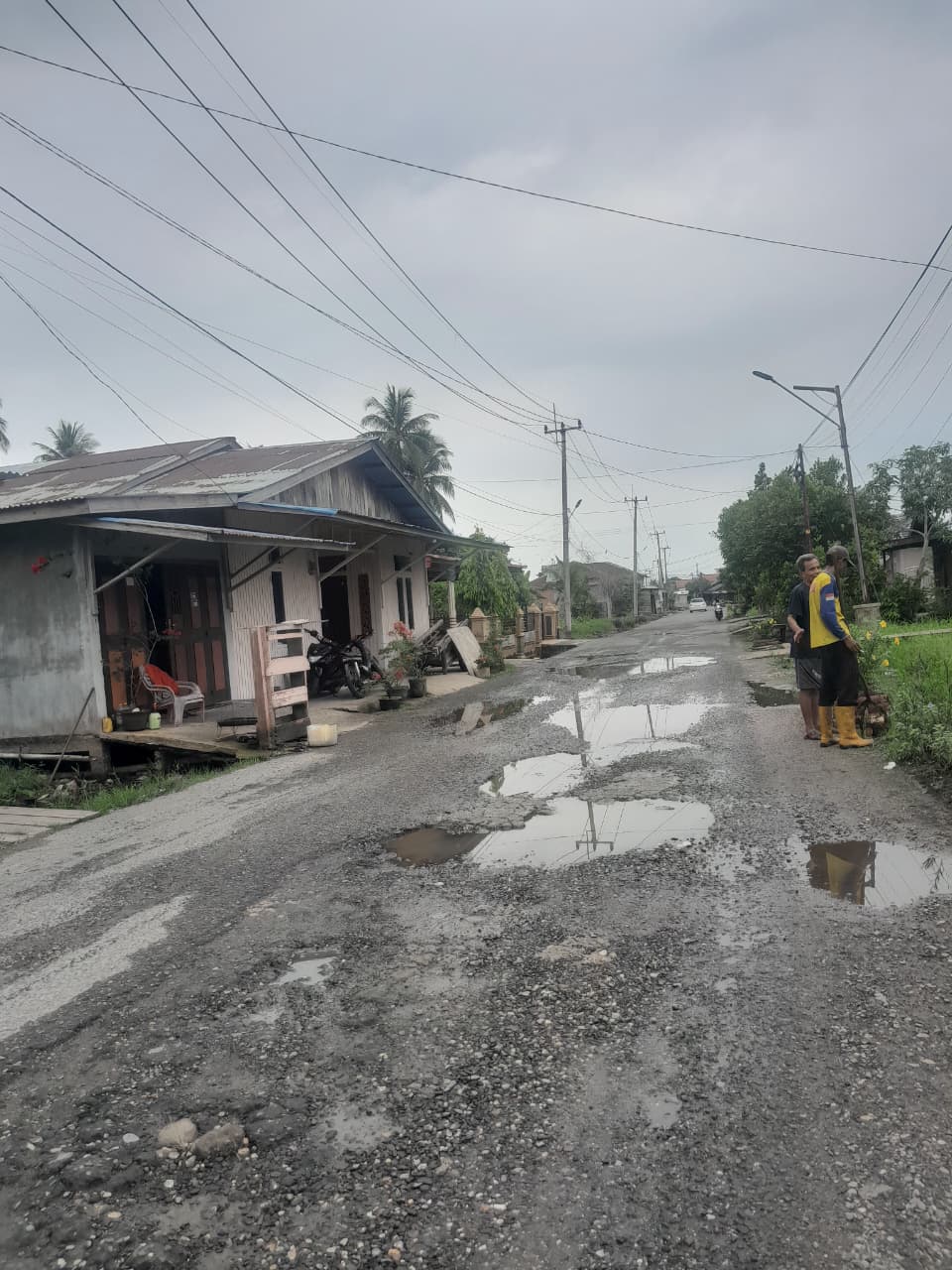 Sudah Diperbaiki, Kenapa Cepat Rusak? Jalan Madrasah Disorot Warga